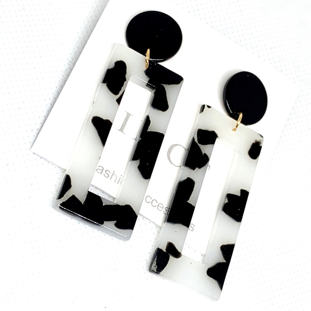 NWT Cute summer woman’s acrylic dangle earrings